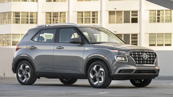 Този 4.04-метров малък SUV е най-евтината нова кола в Съединените щати към момента, със стартова цена от едва 20 550 долара (малко над 17 800 евро). За тези пари ще получите 1.6-литров двигател с 4 цилиндъра и 121 конски сили максимална мощност, комбиниран с вариаторна трансмисия. 
